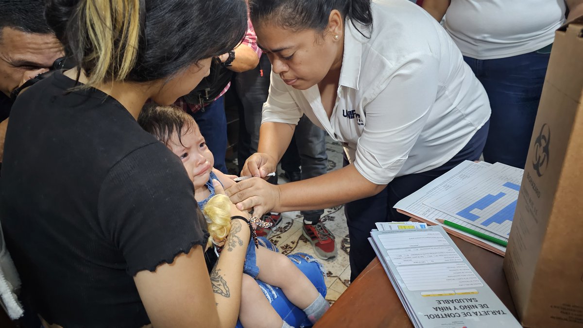 MagaGutierrezV's tweet photo. #16nov Un merecido reconocimiento público a todo nuestro personal de salud: médicos, médicas, enfermeros, enfermeras y comités de Salud en las comunidades por este importante éxito en beneficio de nuestros niños y niñas. Venezuela va pa’ lante! #JuntosPorCadaLatido #Venceremos https://t.co/S90XSk9BE6