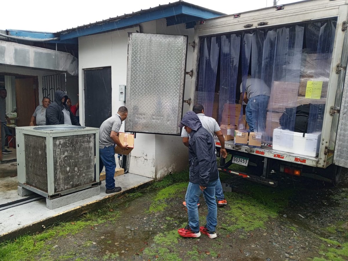 CSSPanama's tweet photo. #BocasdelToro 
Personal del Centro de Distribución de Chiriquí de la @CSSPanama, continúa con la distribución de medicamentos e insumos médicos en los hospitales de Chiriquí Grande y Almirante, en la provincia de Bocas del Toro.
#CSSPanamá https://t.co/sfUA4QKTMp