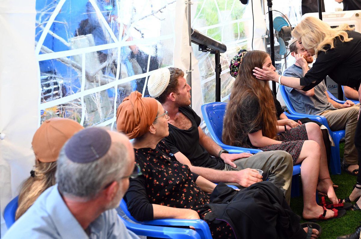 netanyahu's tweet photo. בניחום אבלים אצל משפחתו של לוחם שלדג, רס״ן משה ידידיה לייטר ז״ל. 

משה היה אב ל-6 ילדים ובעל אוהב, לוחם אמיץ ועז נפש. הוא שימש לחייליו מגדלור של ערכים ודוגמא אישית - תמיד ראשון למשימה, תמיד ראשון להסתער.

השם יקום דמו. ננצח את חמאס - עד הסוף. יהי זכרו ברוך. 

(צילום: חיים צח, לע״מ)