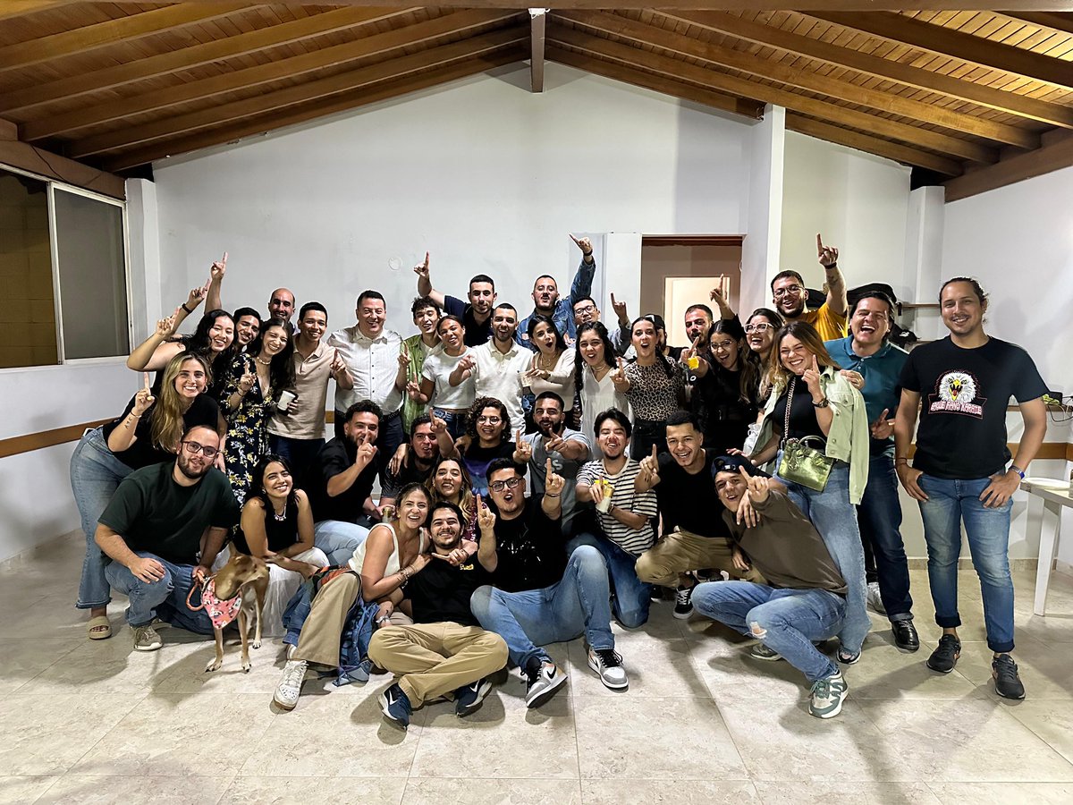 Mi gratitud por siempre a este equipo de valientes que dieron todo de sí por la ciudad que amamos, en una campaña bella, llena de convicción, que honró lo público con altura y argumentos.

Confiar en el equipo, creer en el proceso. Nos levantamos. Medellín, #VieneLaPrimavera 🫀