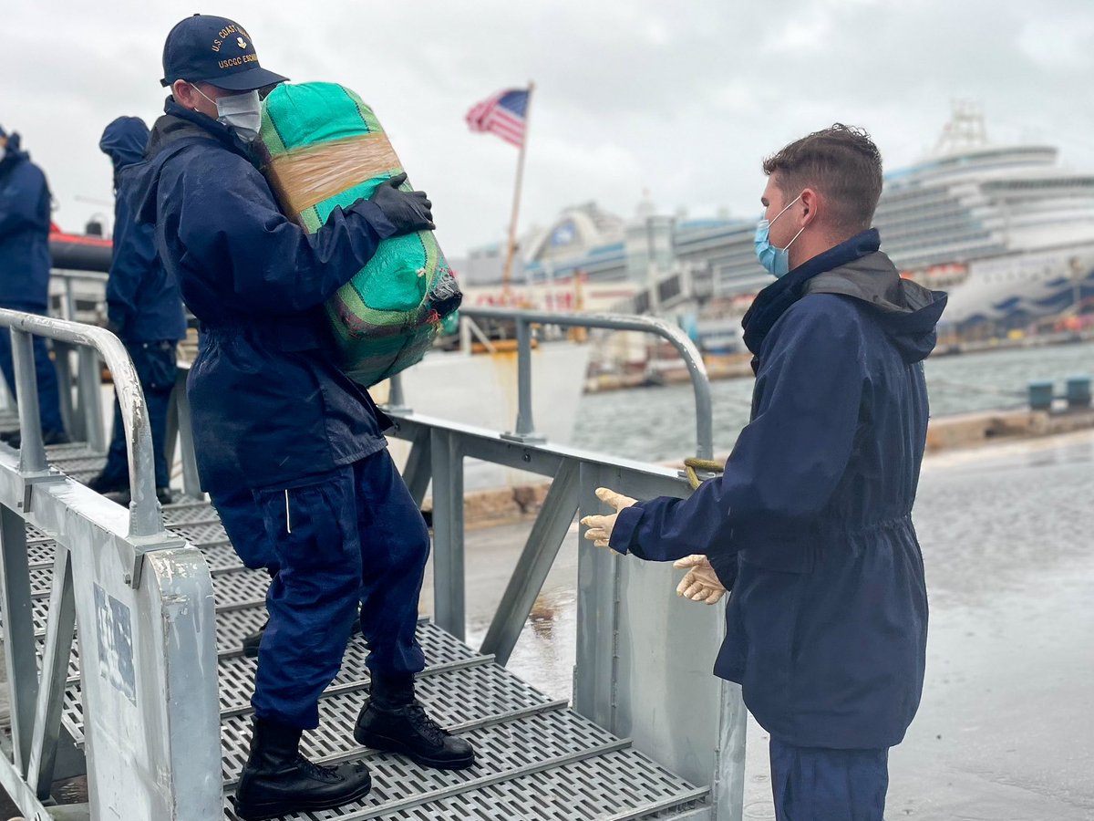 USCGSoutheast's tweet photo. #DrugBust @USCG Cutter Escanaba's crew offloaded more than 7,700lbs of cocaine worth over $102 million @PortEverglades, Wed.

Along with the illicit narcotics, six suspected smugglers were apprehended &amp; face federal prosecution by @TheJusticeDept.

#USCG #DrugOffload #D7 #D11 #LE https://t.co/ZUgsU85ZIA