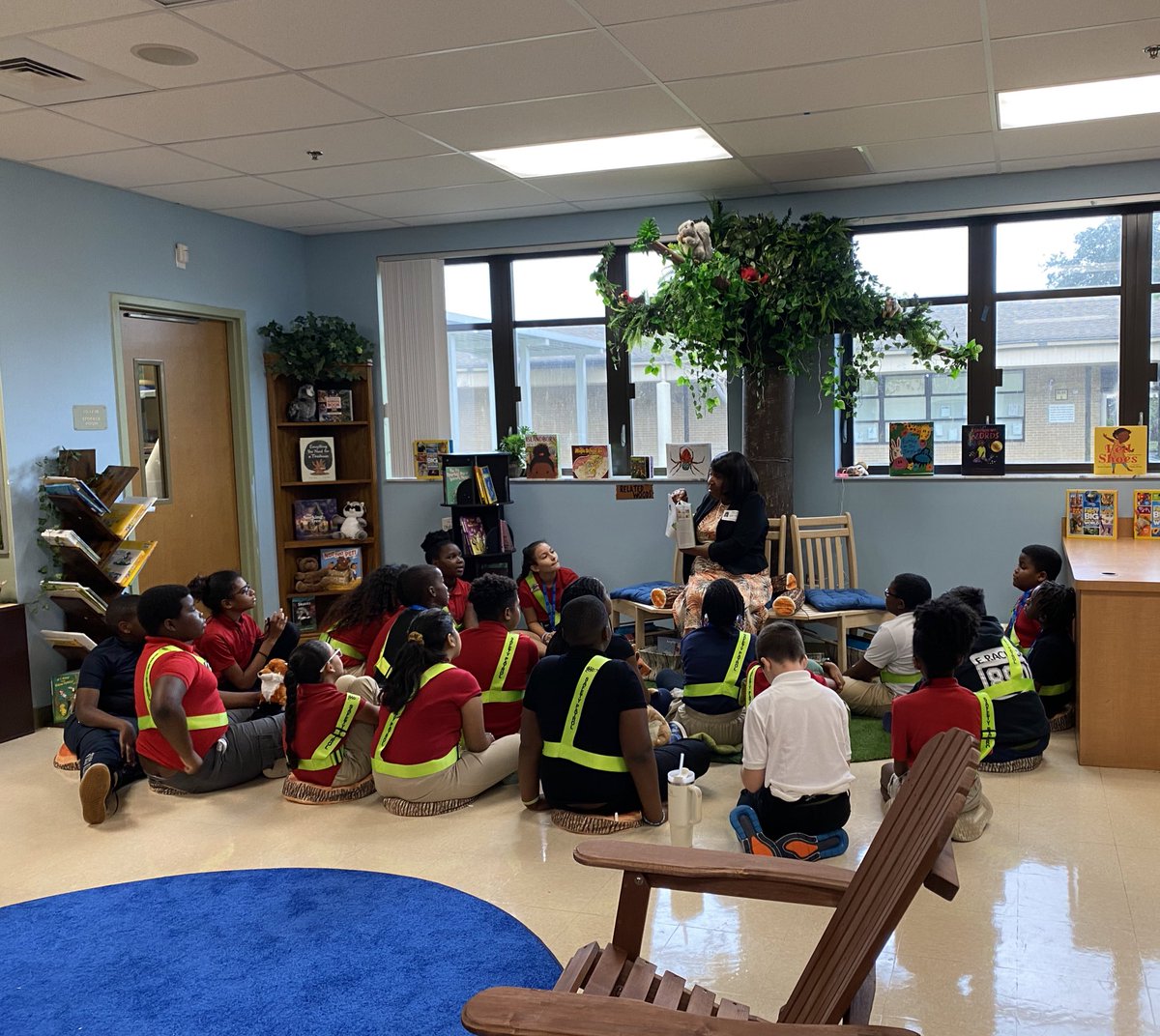Kathy_Winne's tweet photo. What an exciting day @SeminoleTrails!We revealed our Ben Carson reading room, and the kids absolutely loved the books, seating and the reading buddies.  Thank you to all who played a part creating this space for our students. @STEPrincipalJJ @STES_Bush @Miss_Redlich @TaMiyahLowe https://t.co/DqqT8YMx0z
