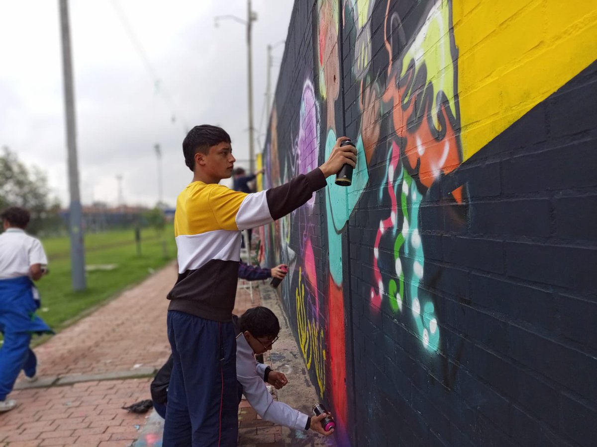 Educacionbogota's tweet image. La actividad se dio en el marco de &quot;Re-creando territorios de paz&quot; iniciativa pedagógica acompañada por el #ProgramaECO, donde se resignificó el territorio, y se fortaleció el entorno educativo compartido para tejer redes de diálogo, paz y convivencia.🤝
