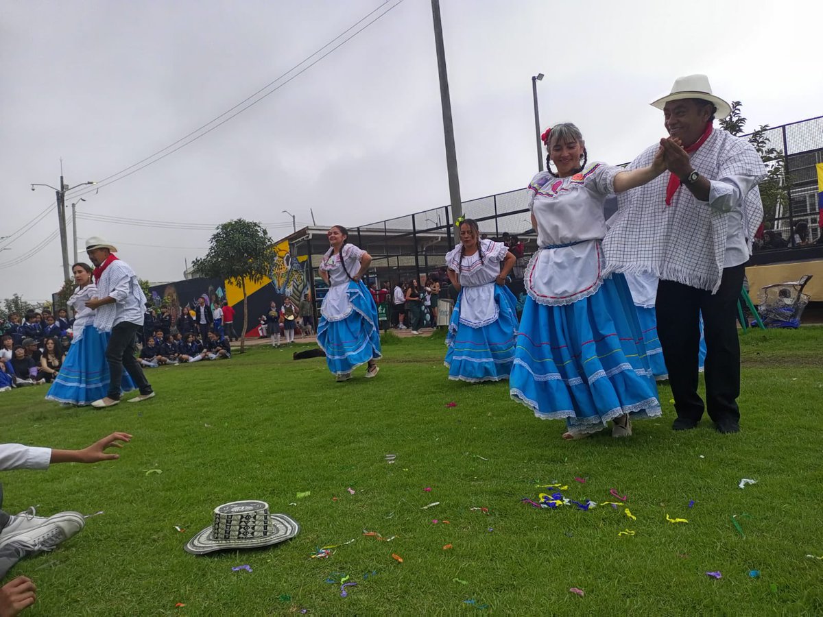 Educacionbogota's tweet image. La actividad se dio en el marco de &quot;Re-creando territorios de paz&quot; iniciativa pedagógica acompañada por el #ProgramaECO, donde se resignificó el territorio, y se fortaleció el entorno educativo compartido para tejer redes de diálogo, paz y convivencia.🤝