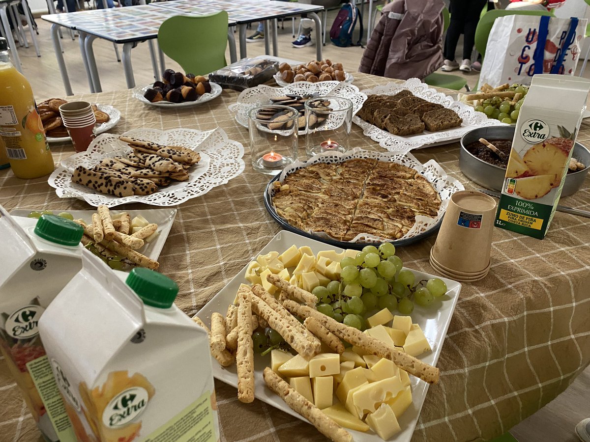 MiquelUtrillo's tweet image. Avui, a la formació #faig del @cesirecat , les mestres de menuts han preparat un berenar per llepar-se’n els dits. 
A més, hem pogut aprofundir sobre un dels elements clau dels projectes: La pregunta essencial. 
#utrillomola #programafaig #faigmola #aprenentatgeAmbSentit