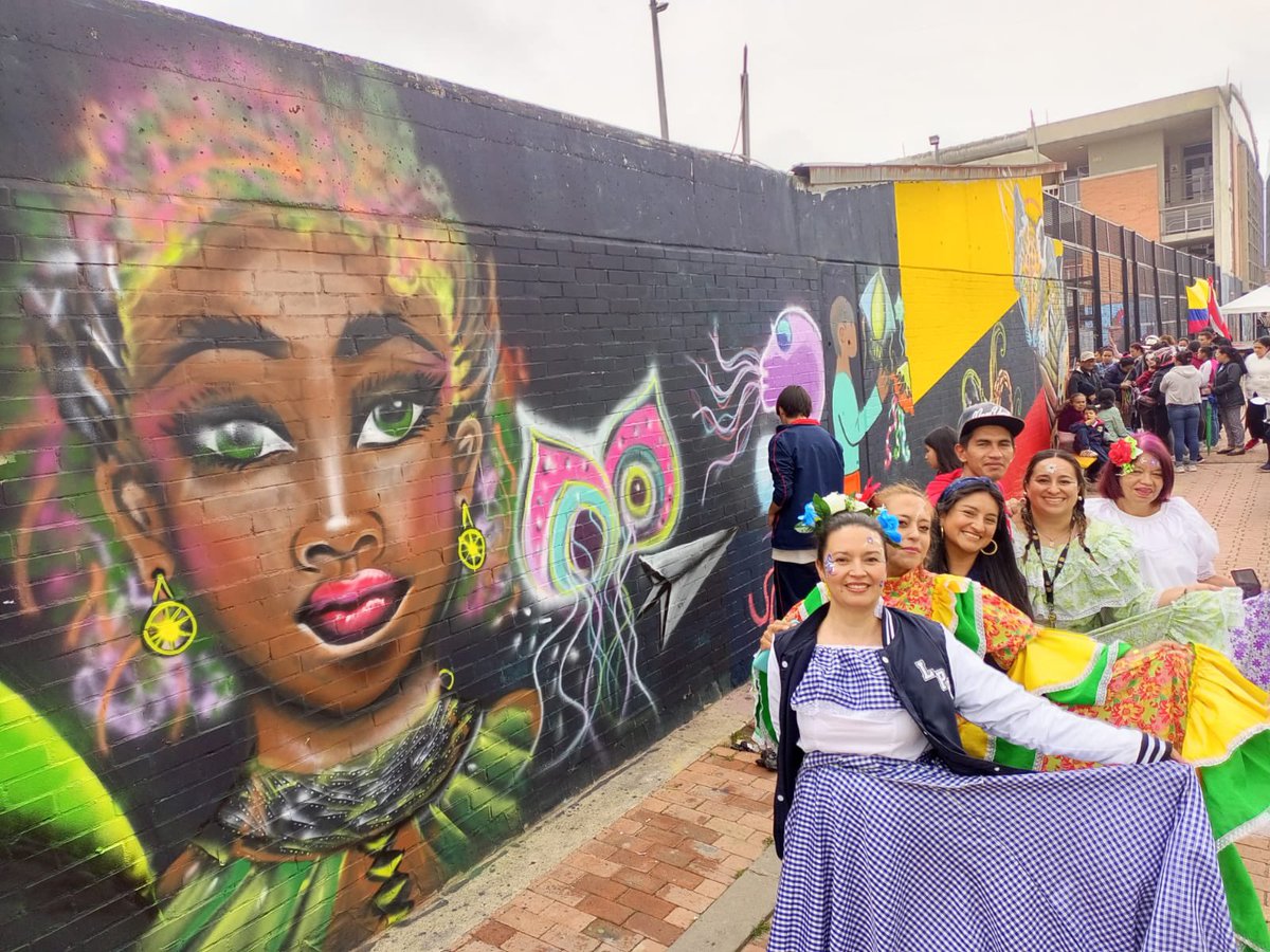 Educacionbogota's tweet image. Festejamos el compromiso de las 3 rectoras que lideran estos colegios. Su dedicación fortalece el trabajo en red y  transforma este entorno educativo, en símbolo de paz y diálogo.
#ProgramaECO