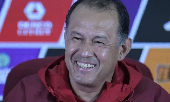 arturolaredo13's tweet photo. Gracias Agustín Lozano por botar a Gareca y llamar a tu socio Reynoso. Junto a José Chemo del Solar, los peores DT de la historia de la desastrosa selección Peruana. #Peru #Lozano #fpfplay https://t.co/SI9uwCAZho