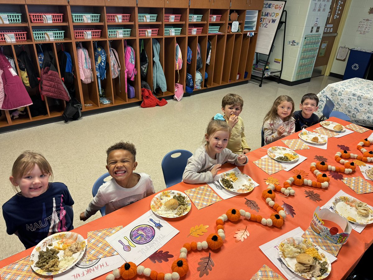 BeAoKInKinder's tweet photo. Today was Friendsgiving in Room 120! Our friends loved trying new foods and celebrating Thanksgiving together! The class favorite was pumpkin pie, with turkey as a close runner up! @Brookwood_HCSD #ChadAndGlaabOnTheMove #BigBlueOnTheMove #BeBrookwood #KindersCan https://t.co/ITM3ojgXhX