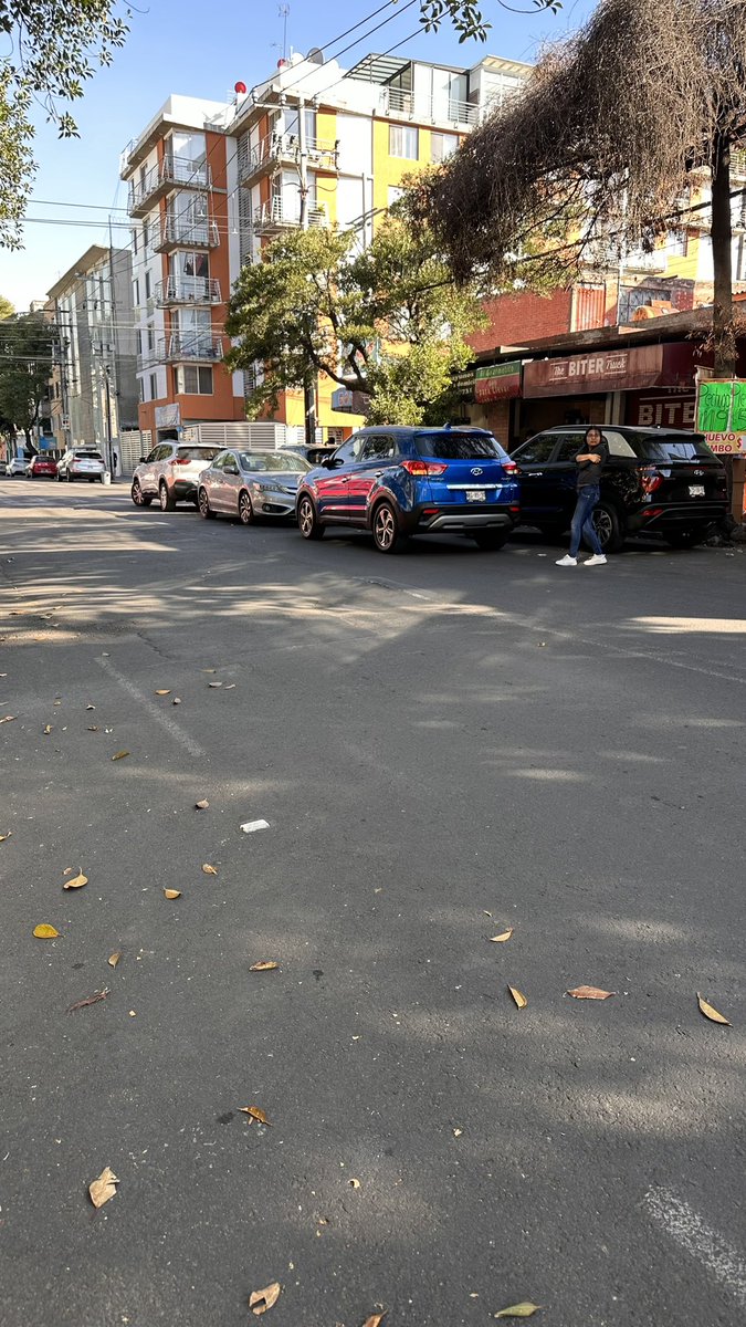 MarceloHdez's tweet photo. @OVIALCDMX @BJAlcaldia todos los días en doble fila estorbando más los camiones de las tiendas no se puede poner un poco de orden solamente ? Normandia cp 03540 https://t.co/WJCuuWbfn0