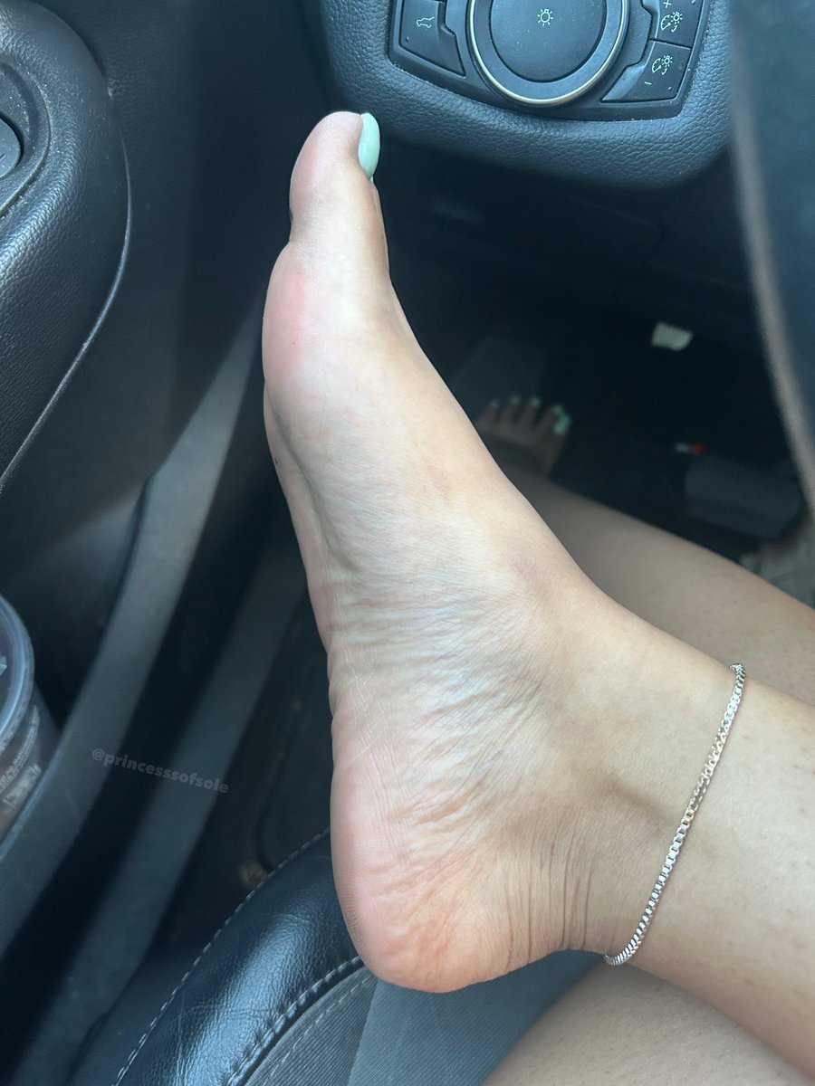 princesssofsole's tweet photo. On my break 🤗

#feetcontent #feetfinder #feetworshi̇p #footworshi̇p #FootSole #pedicuretoes #feetpicsforsale #FeetNails https://t.co/nKDbLQU7rX