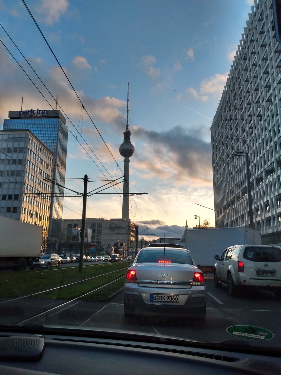 AThobaben's tweet photo. Auch wir haben es geschafft, trotz Bahnstreik nach Berlin zu kommen.
Eine spontane Fahrgemeinschaft aus Bremen und Hamburg zum Deutschen Psychtherapeutentag. #DPT43 https://t.co/twLtTOoh1J