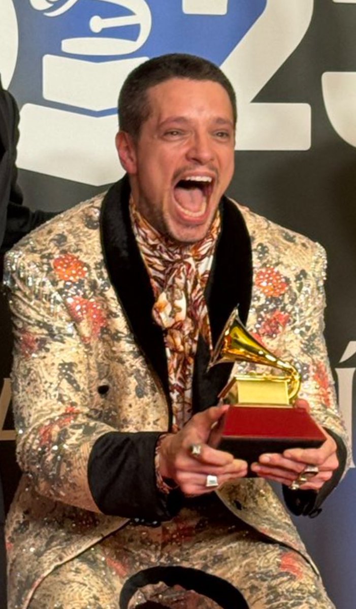 LassoNation's tweet photo. ESTA ES LA CARA DE ALGUIEN QUE GANÓ SU PRIMER GRAMMY https://t.co/Iu2ePkZTyq