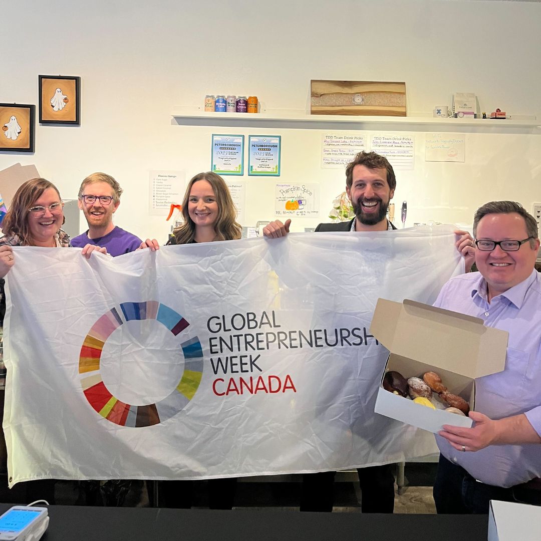 Futurpreneur's tweet photo. Hier, nous avons parlé #entrepreneuriat avec Monsieur le Député @_BryanMay et le #Futurpreneur Mike Frampton, propriétaire de @tragiallydipped, à #Peterborough, ON, autour de merveilleux beignets🍩 En savoir sur les événements de la #SME2023 au Canada 👉: https://t.co/nSbaCHK04m https://t.co/7pksrtNC2h