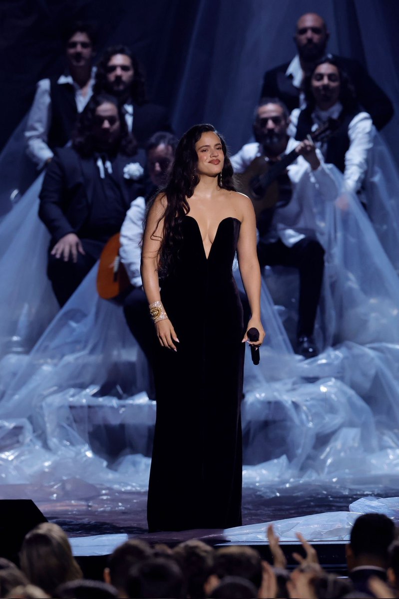 Rosalía durante su actuación en los #LatinGRAMMY