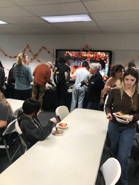 OVHSPrincipal1's tweet photo. We had our annual Turkey Walk and Pot Luck celebration today! Thank you to all of the families for joining us. Great job to the Oak View ASB! What an awesome day! https://t.co/8XBWNSdNt3
