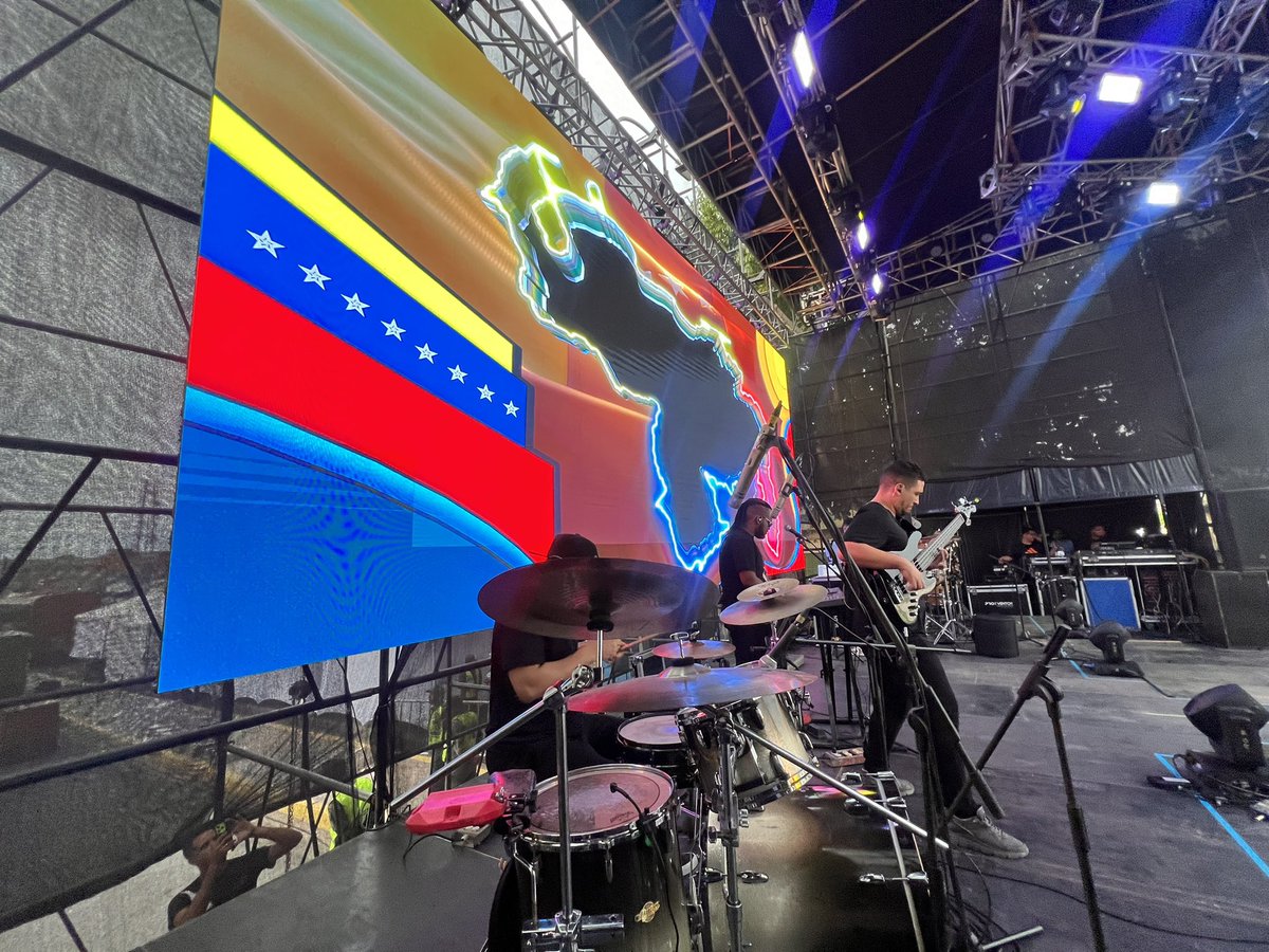 comandosergioh's tweet photo. En minutos iniciaremos un canto por el Esequibo desde Ciudad Bolívar, junto a nuestro pueblo y de esta manera seguir en defensa de la Patria 𝐕𝐞𝐧𝐞𝐳𝐮𝐞𝐥𝐚 𝐓𝐨𝐝𝐚
#ElEsequiboEsMío https://t.co/66kRBlh6Gn