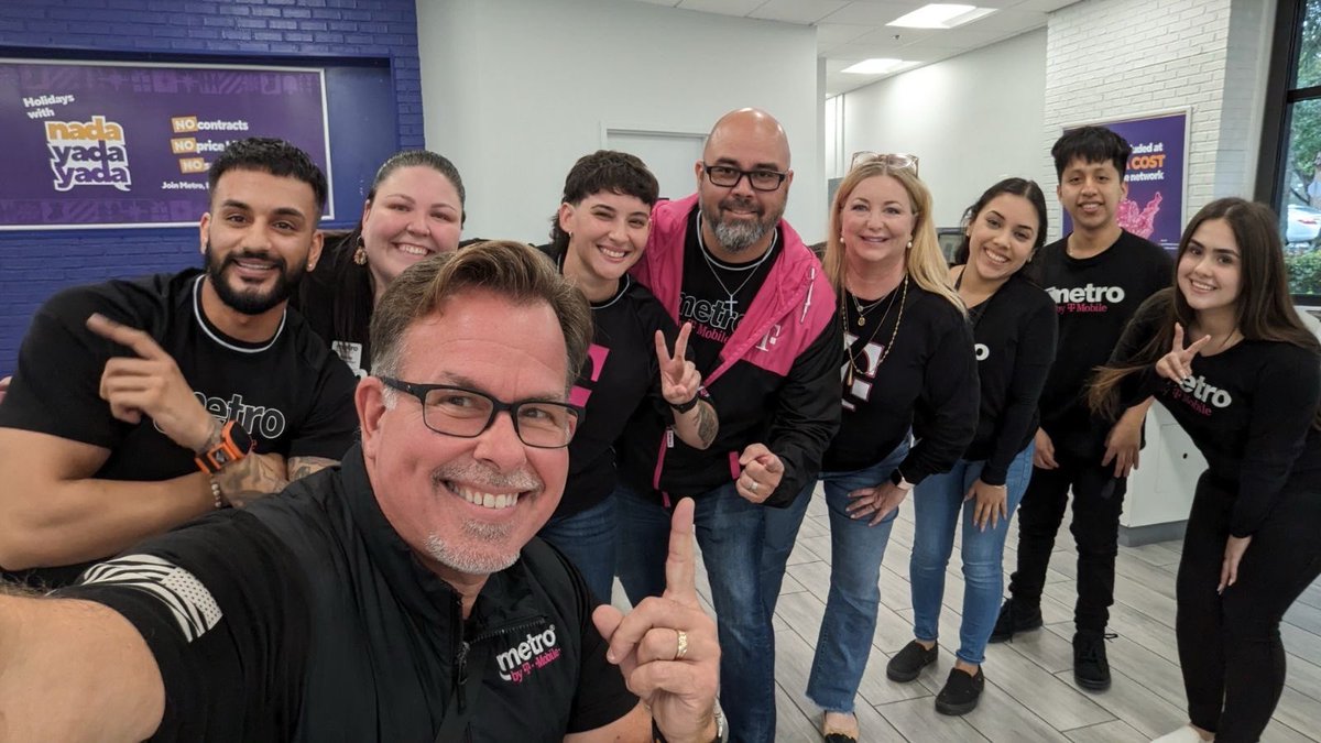 A visit from the greatest! <a href="/NicoleJensen3/">Nicole Jensen</a> <a href="/LATRobnDidi/">Rob Alvarez</a> @DAgosto77 

Thank you for the endless support to our business. #CellTouch 

You know it really makes a difference when you have genuine positive mindsets to help each other win. 🏆
