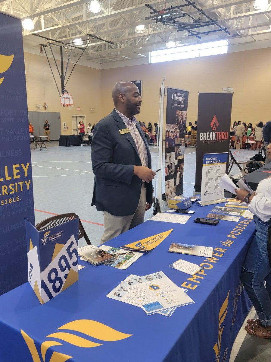 ELWMS's tweet photo. Our 8th Grade AVID students were able to explore future colleges and careers at the HBCU College and Career Fair. #gettingfutureready @RichlandTwo @Sabrina_suber @malinda_mtaylor @MFrank1908 https://t.co/Un9JJnMNIo