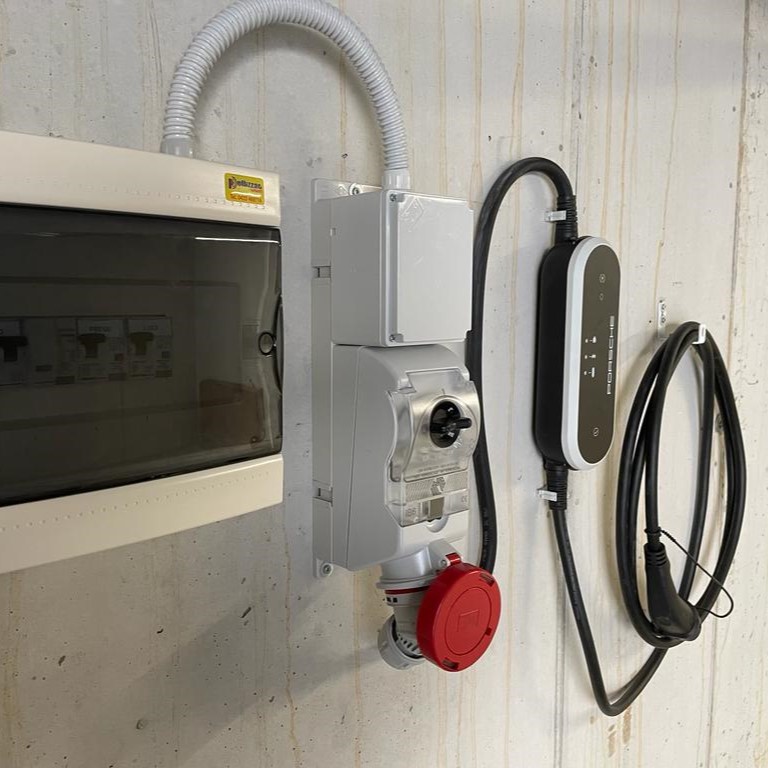 PellizzariGroup's tweet photo. 🔌⚡Le colonnine elettriche sono i pilastri della transizione ecologica: rendono la ricarica dei veicoli elettrici facile, accessibile e veloce. 💚 Affidati a noi se vuoi anche tu una colonnina di ricarica  🌍

#MobilitàElettrica #Sostenibilità #ColonnineElettriche https://t.co/tivYja0Epu