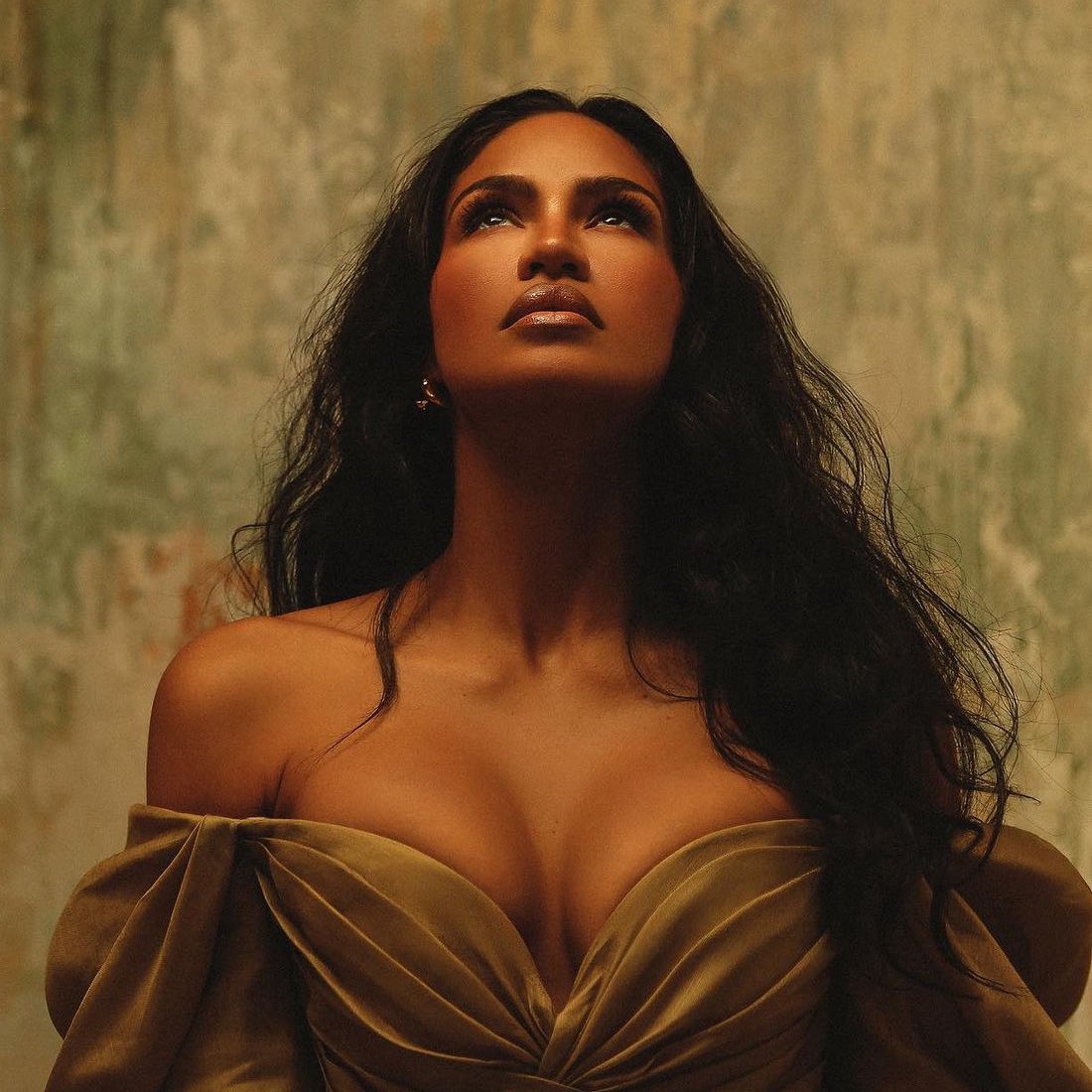 PopCrave's tweet image. Cassie files $30M lawsuit against Sean “Diddy” Combs, accusing him of rape and repeated physical abuse.

The singer says he forced her to have sex with male prostitutes while he filmed the encounters and forced himself on her throughout their relationship.