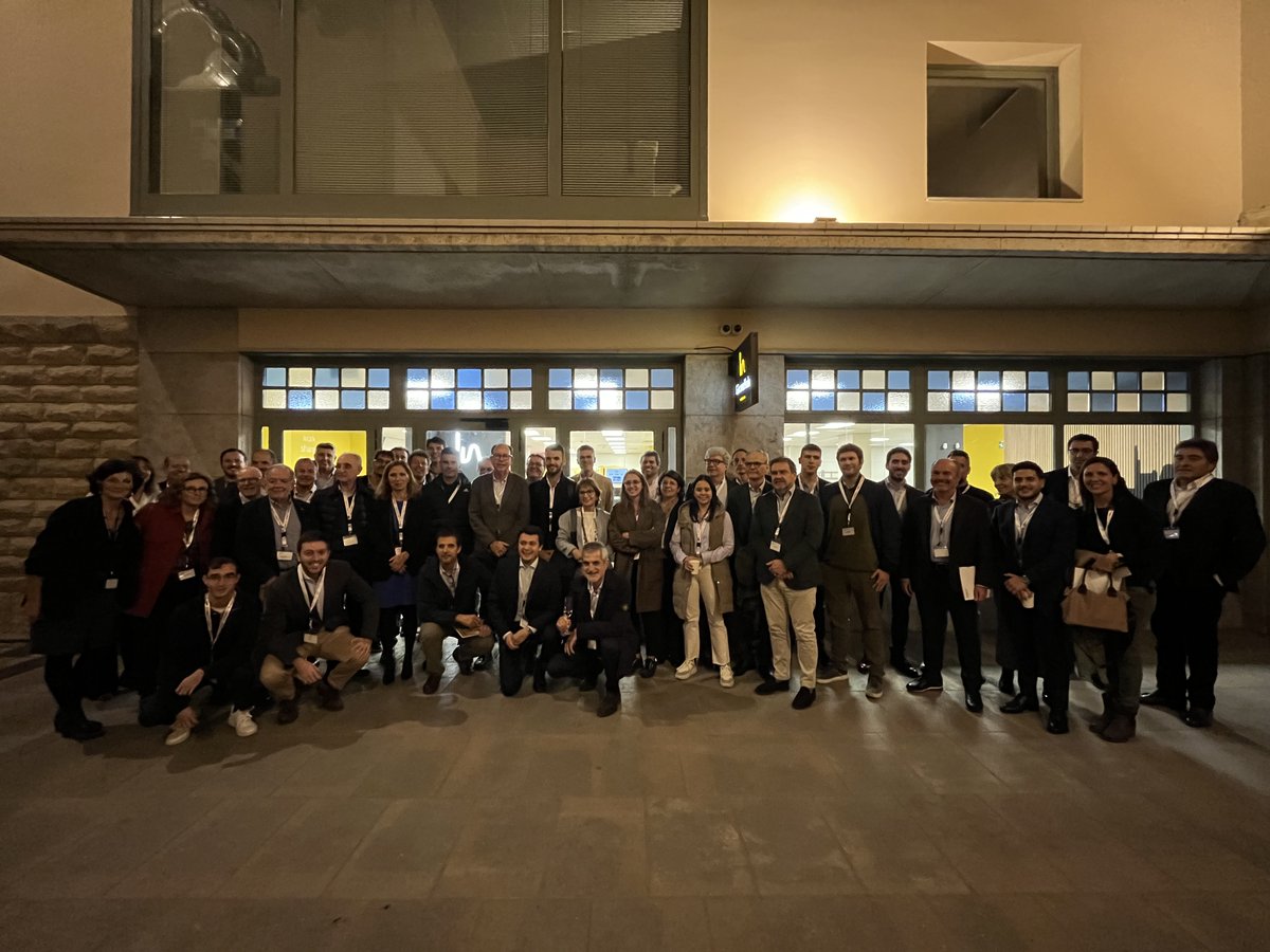 femcat's tweet photo. Posteriorment, ens han acompanyat al sopar de treball el Francesc Julià Ametller, CEO de @KaveHome i membre de #FemCAT, i el David Martín, creador i director executiu de @tradeinnsl, totes dues empreses d’èxit que són un gran exemple de saber FER. 👏🏻 https://t.co/Vf7sIUZ7CW