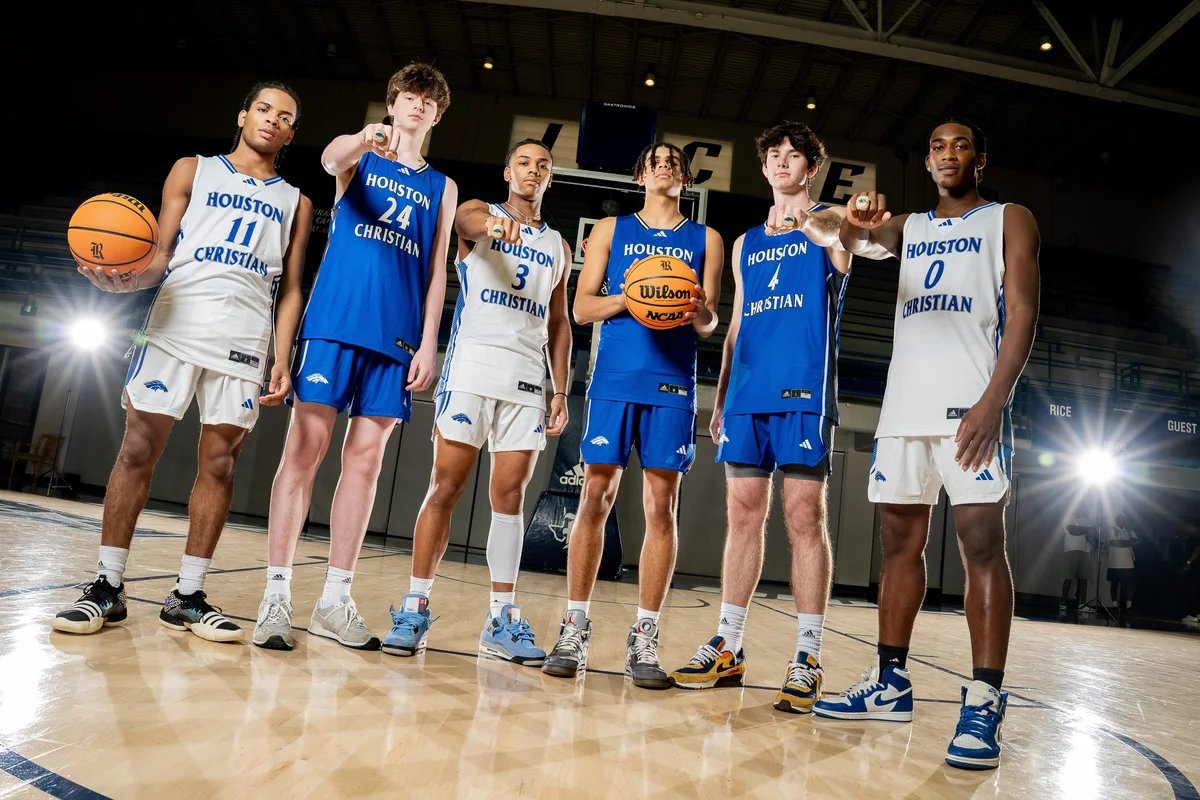 READY TO REIGN: Houston Christian hoops dead-set on a repeat🏀💍 All signs point towards more history being made on both sides of HCHS basketball. It's only be a matter of a few short months before they have the opportunity to continue the legacy... READ:vype.com/Texas/Tx-Priva…