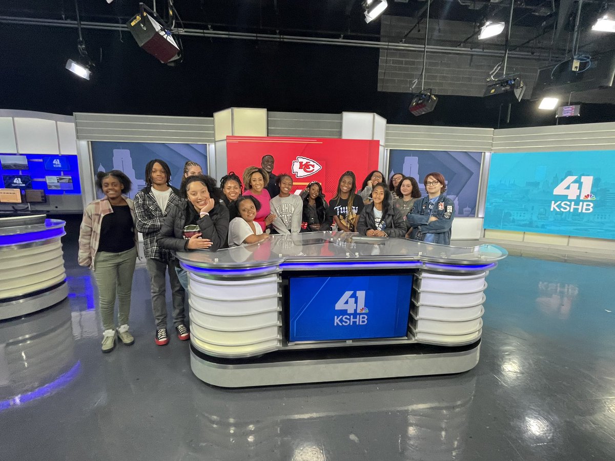 GHS_GrandviewC4's tweet photo. Our very own @GHSBulldogTV students were given the royal treatment today @KSHB41. A special thank you to @DiaWall and @kholmesKSHB for believing in our students! The new BTV set is AMAZING! #futurestrong https://t.co/h0nxci8b04
