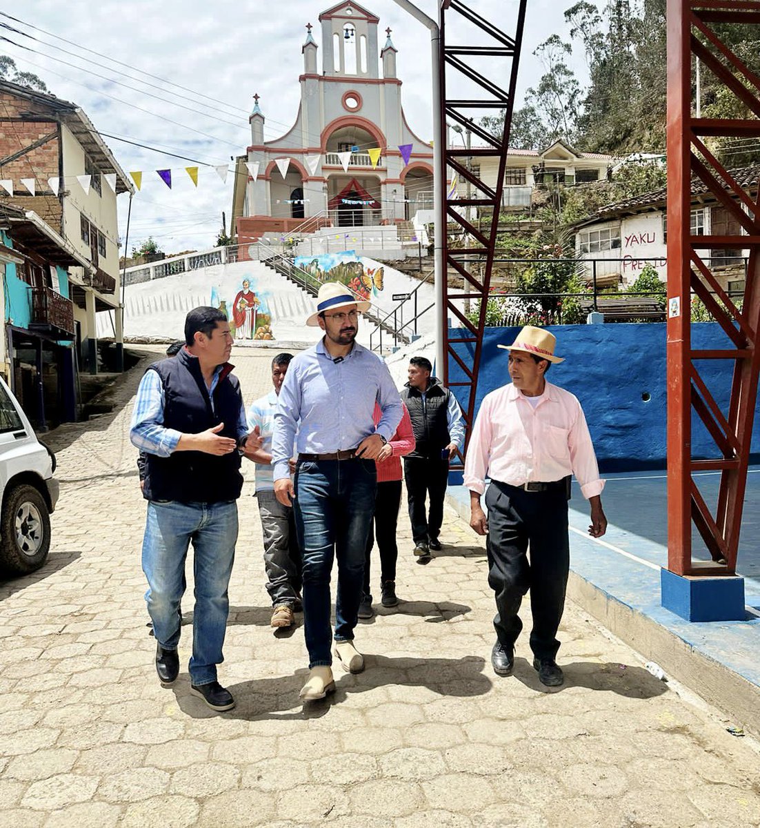 AzuayIESS's tweet photo. #IESSCampesino| El director provincial @FranklinRojasT informó a los beneficiarios del @IESS_SSC que @AzuayIESS invertirá 20 mil dólares para repotenciar el dispensario de #Shaglli en Santa Isabel y mejorar la atención de más de 2.200 beneficiarios. 👏🏻

¡El #IESSnoPara en Azuay! https://t.co/m5FJImlzsy