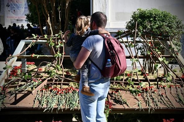 Για να γυρίσει ο ήλιος θέλει δουλειά πολλή 
Θέλει νεκροί χιλιάδες να 'ναι στους τροχούς 
Θέλει κι οι ζωντανοί να δίνουν το αίμα τους 🕊🤍