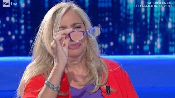 _Tutulip__'s tweet photo. Non io che sto morendo di sonno ma l'ingresso di Perla non me lo perdo #GrandeFratello https://t.co/ZjuEpIebVT