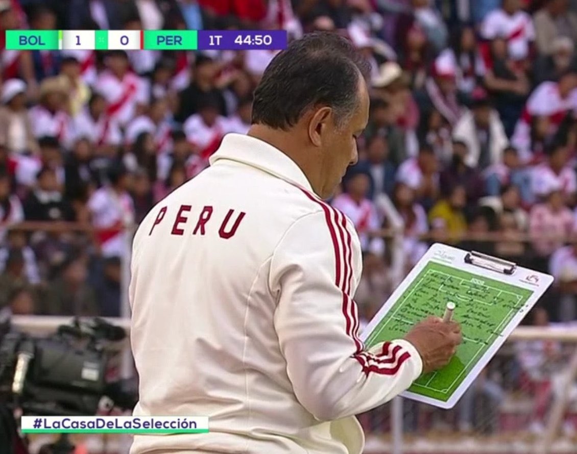 Perú vs Bolivia: Juan Reynoso sorprendido por la cámara (Foto: selección peruana).