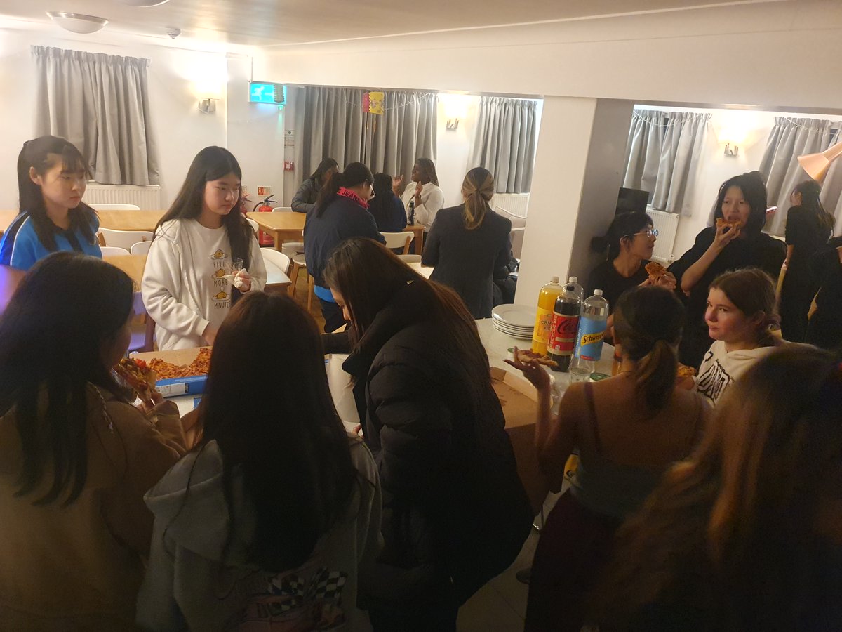 RoedeanHouses's tweet image. First whole-house pizza party of the year #lawrence #Iloveboarding #bsaboarding