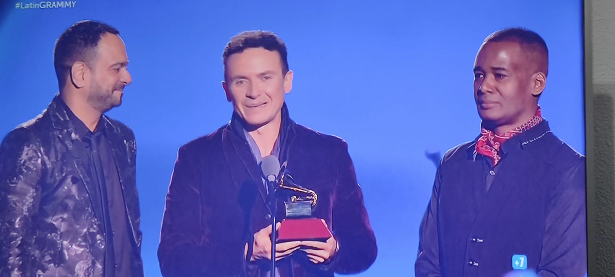 CMxiomy's tweet photo. Que maravilla ver tanta representación de artistas colombianos en los Latin Grammy! Orgullosamente 🇨🇴 #LatinGrammy https://t.co/y1CyMjCKNx