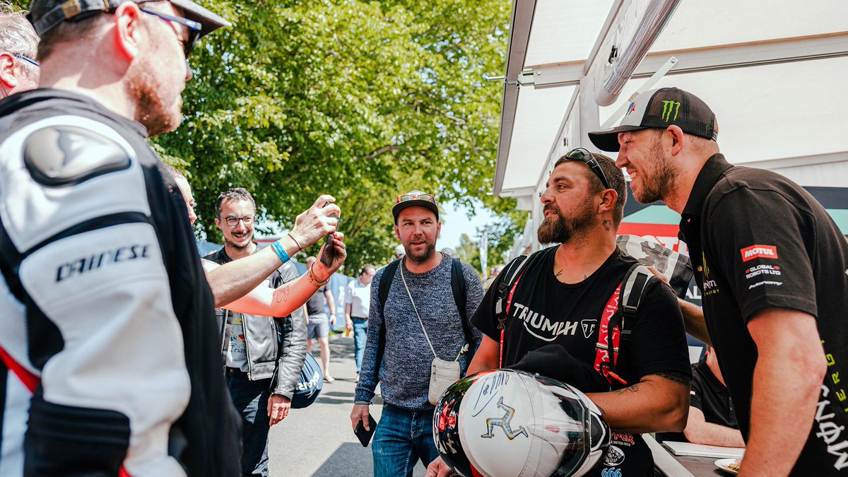 ttracesofficial's tweet photo. Reasons to visit the TT: signatures and selfies ππ€³
What's the best thing you've had signed in the TT Paddock?
#Fans #TTPaddock #Autograph @peterhickman60 https://t.co/ji25LOcXVH