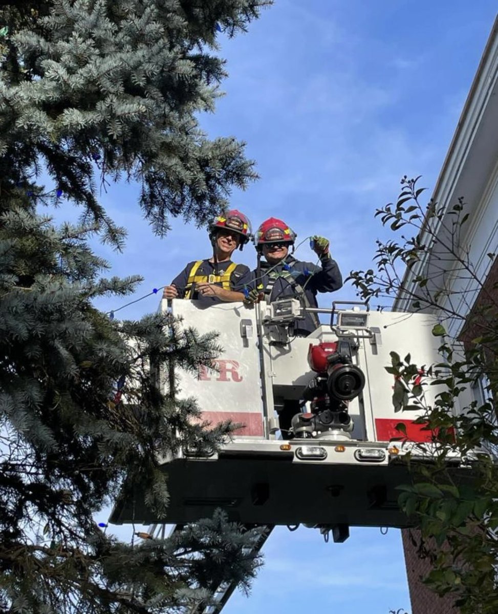 StrathroyLions's tweet photo. Thank you Strathroy-Caradoc fire department for your height and help in stringing lights on the tree for the 2023 Strathroy Lions Tree of Light ceremony November 24th. 🌲 https://t.co/Y2mOg9Ybhq