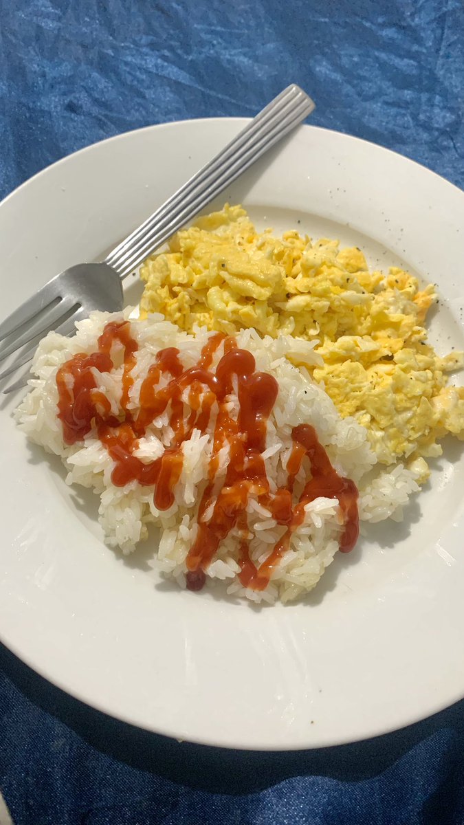 Mí novio se antojo de esto y se lo está comiendo, según él es comida de reyes. Y yo le dije que es asqueroso echarle ketchup al arroz, ¿que dicen ustedes?