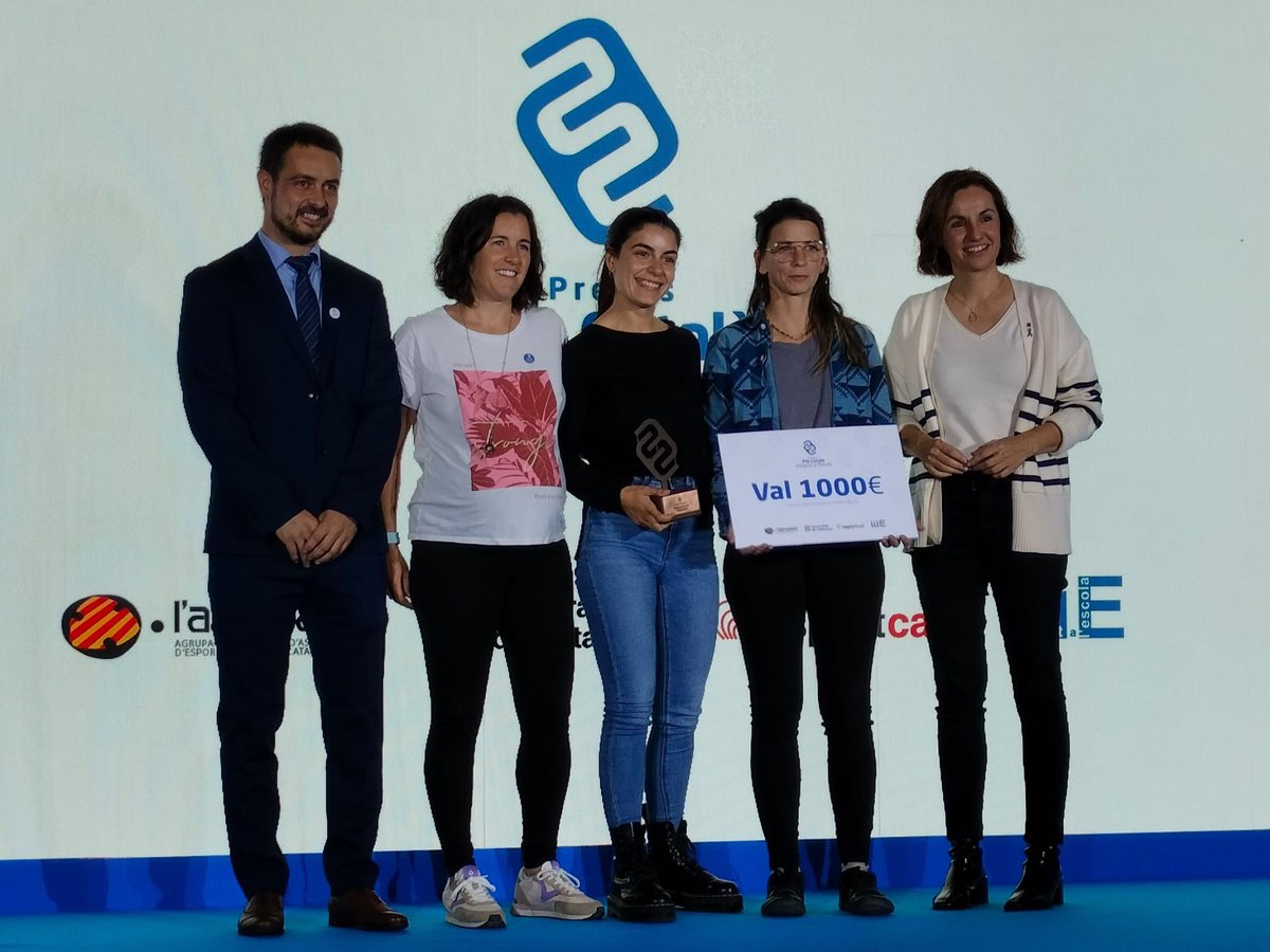 Emocionades al ser premiades al projecte singular d’Aprenem suant! Equip d’EF power! Gràcies a la comunitat educativa i PCEE <a href="/educaciocat/">Educació</a> <a href="/esportmataro/">Esports Mataró</a> <a href="/esportcat/">Esports</a> <a href="/laura_ro7/">Laura Roset</a>