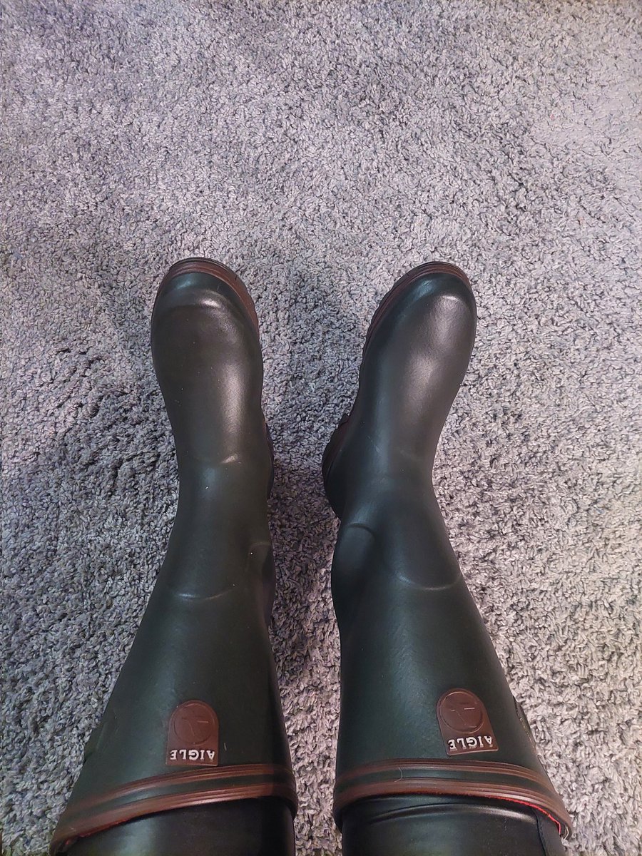 sklavensaunico1's tweet photo. Meine ersten längeren gummistiefel sind gestern angekommen und heute durfte ich diese Probe Tragen wie gefallen Sie euch #gummistiefel #gummi @SSkinmaSSter #Stiefel https://t.co/YRUFZk64UE