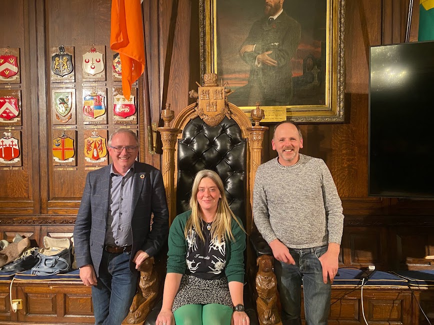 ConnectingCabra's tweet photo. Some of our members this evening at a great workshop in the Mansion House with Dean Eaton from @DubCityCouncil about the exciting new Community Climate Action Fund and the @LEVERS_IE project.  

More importantly, there was a throne . . . . https://t.co/8iCpxlIcBc