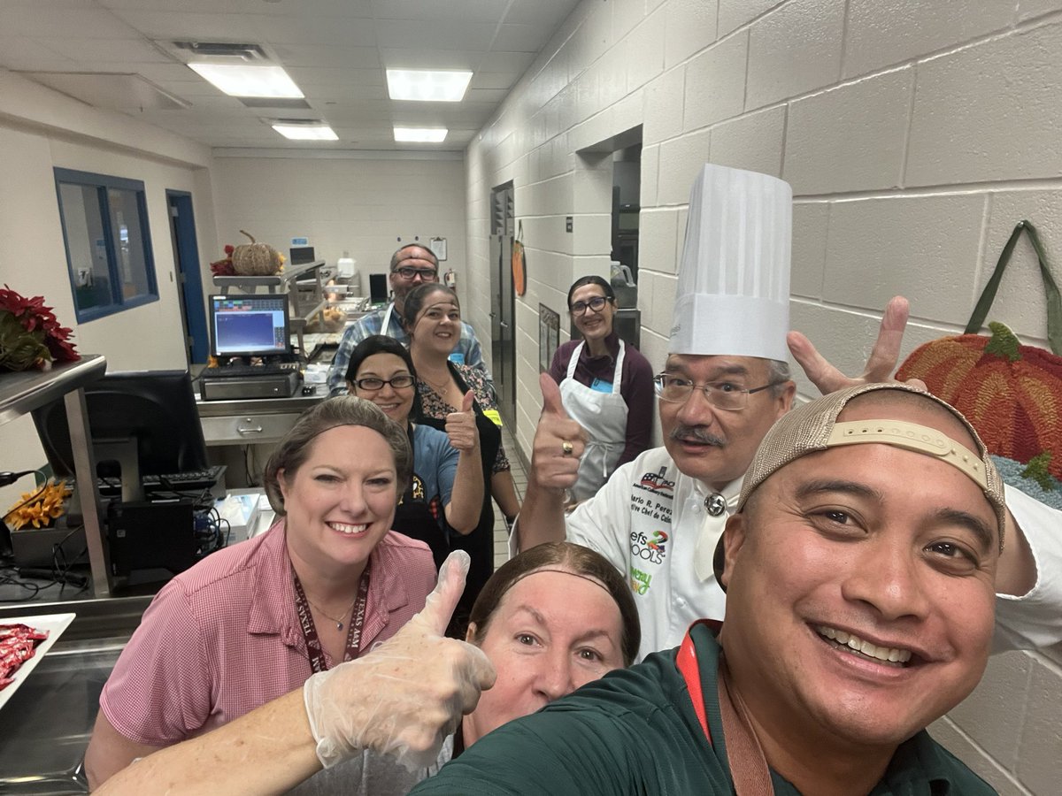 LiveWithChewy's tweet photo. Serving food during Thanksgiving Feast at HLES is one of my favorite traditions for sure! @cisdnews #Comal #HLES https://t.co/eqaQo2qdi8