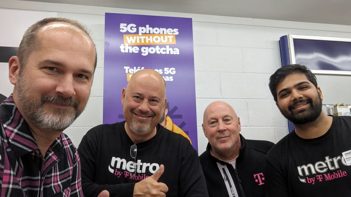 Driving sales and supporting our @MetroByTMobile AR partners in Peoria, IL with @TimMiller44 and @BellaNella1024 ! Great day in the field! @thayesnet @DatTheT @GephartShaun @only1twade