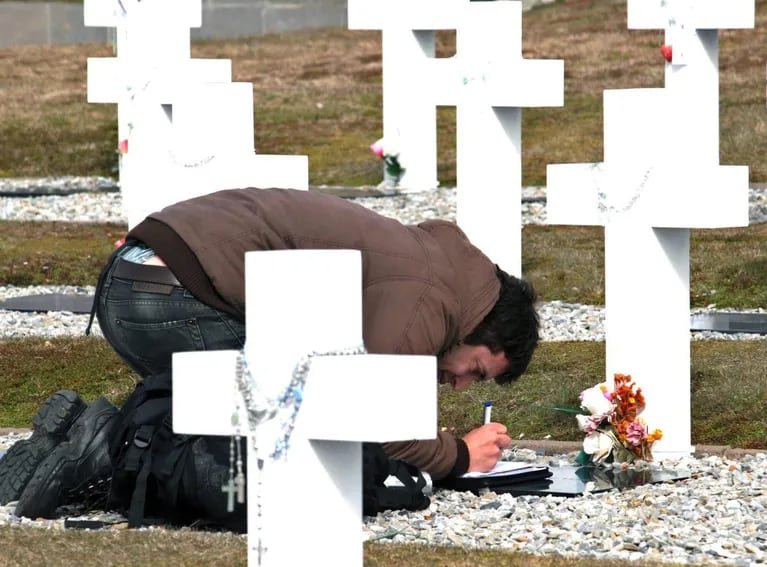 periodistan_'s tweet photo. 650 pibes argentinos muertos en Malvinas.
Pero hay un candidato que le besaría los pies a Margaret Thatcher... https://t.co/IF2zvdCB5K
