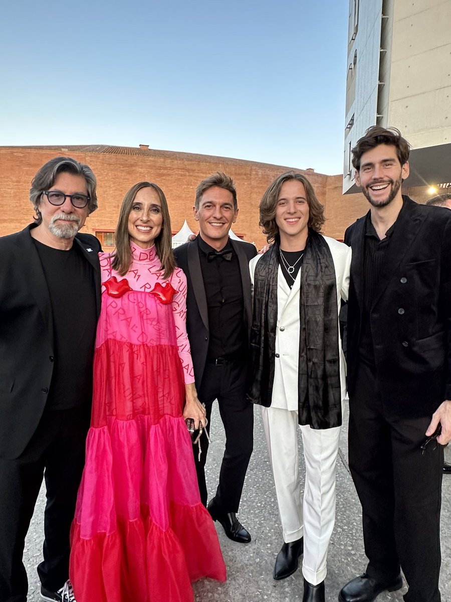 <a href="/DuosIncreibles/">Dúos Increíbles</a> está en los #LatinGRAMMY 
<a href="/Joseoteromusic/">Jose Otero</a> <a href="/CalvoMaximilian/">Maximiliano Calvo</a> <a href="/FamousOberogo/">FAMOUS</a>