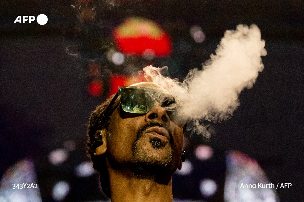 AFP's tweet photo. Snoop Dogg, the acclaimed rapper whose image has long been tied to his professed love of marijuana, on Thursday said he's giving up smoking
https://t.co/bFseP9DoOE https://t.co/CDcL9FYChX