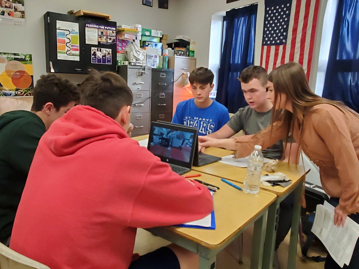 LukertLovesAg's tweet photo. Miss Henley taught 8th graders about fibers and fabrics from Agriculture today. Students took a virtual tour of a cotton gin.  @KSUAgEd @SMJSHSBearsKS https://t.co/RPab2VRB9t