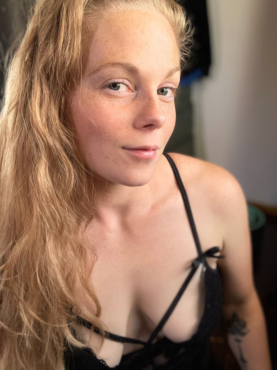 empowerdamputee's tweet photo. Sometimes I forget that I can muster up these ooey gooey sensual feelings inside me. I don’t need anyone else to illicit them for me to feel them. It’s fun to play with and fuck… it feels good 🤤 #sexywomen #connectwithyourself #freckles #smirk #redheadedmilf #milfgang #milf https://t.co/S8l10UTQvU