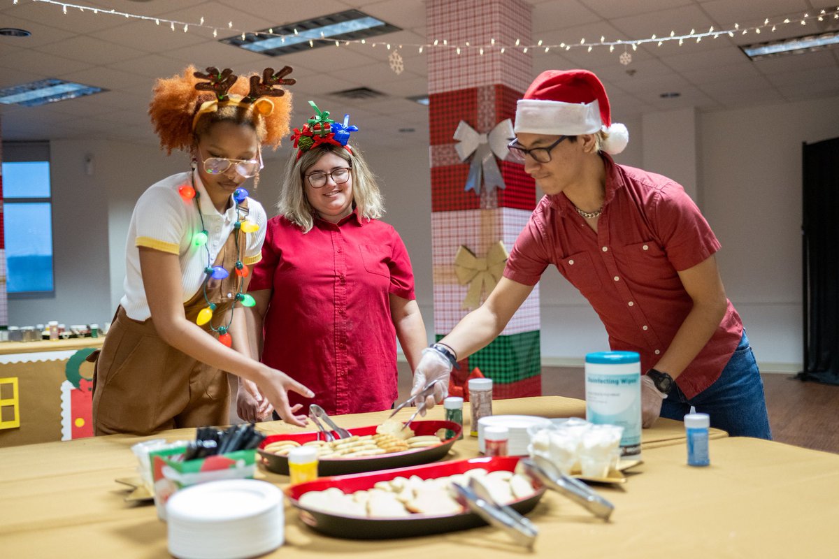 islanderdining's tweet photo. Islander Lights is happening tomorrow! ✨

Join us in Oso Room 221 located in the UC for Cookie Decorating! 🍪🎄

⏰: 5-7:30pm

#islanderdining #tamucc #mostwonderfultimeoftheyear https://t.co/LcrSl0H5Rf