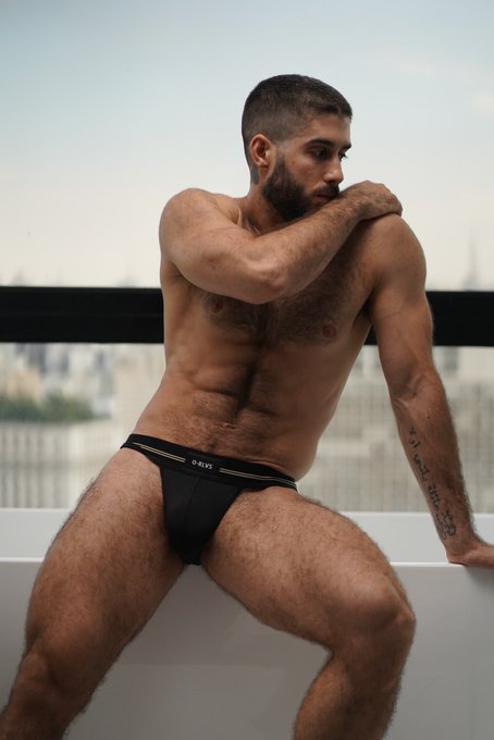 1 pic. Waiting for your husband to come over https://t.co/YkDQL3o060