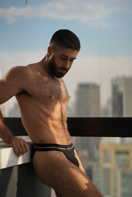 2 pic. Waiting for your husband to come over https://t.co/YkDQL3o060