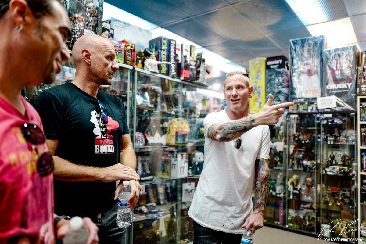 98KUPD's tweet photo. Here’s a killer #tbt photo from the time we took our buddy, @CoreyTaylorRock, toy shopping over at @CollectorsMarkP in Phoenix. We need to do this again!

📸: @DomTheWebGuy https://t.co/nEsMX564XJ